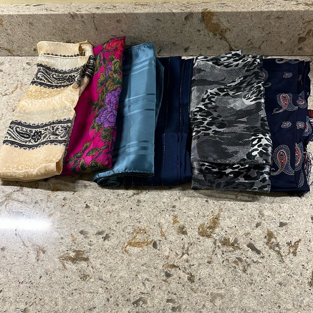 Scarfs and ascots